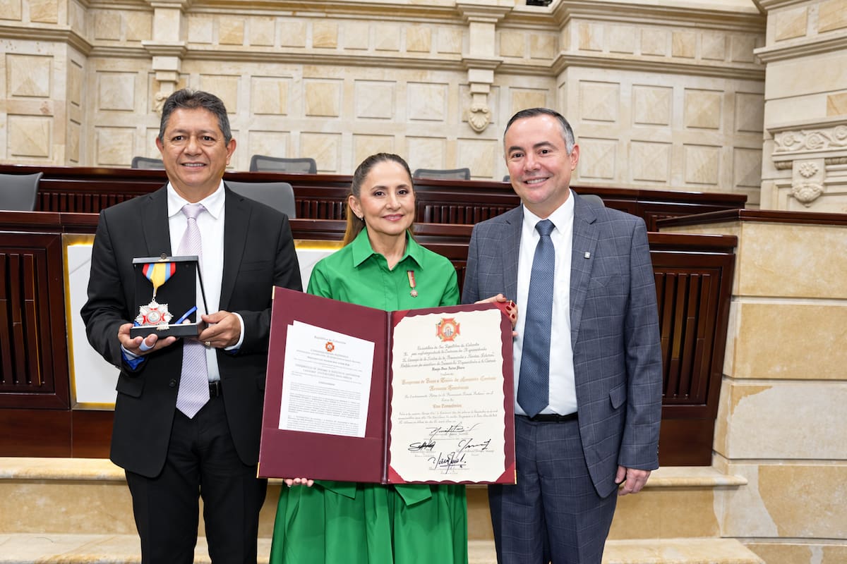 José Armando Güiza Saavedra, presidente del consejo de administración de Financiera Comultrasan; Socorro Neira Gómez, gerente general de Financiera Comultrasan y Diego Fran Ariza Pérez, representante de la Cámara de Representantes. - Financiera Comultrasan /VANGUARDIA