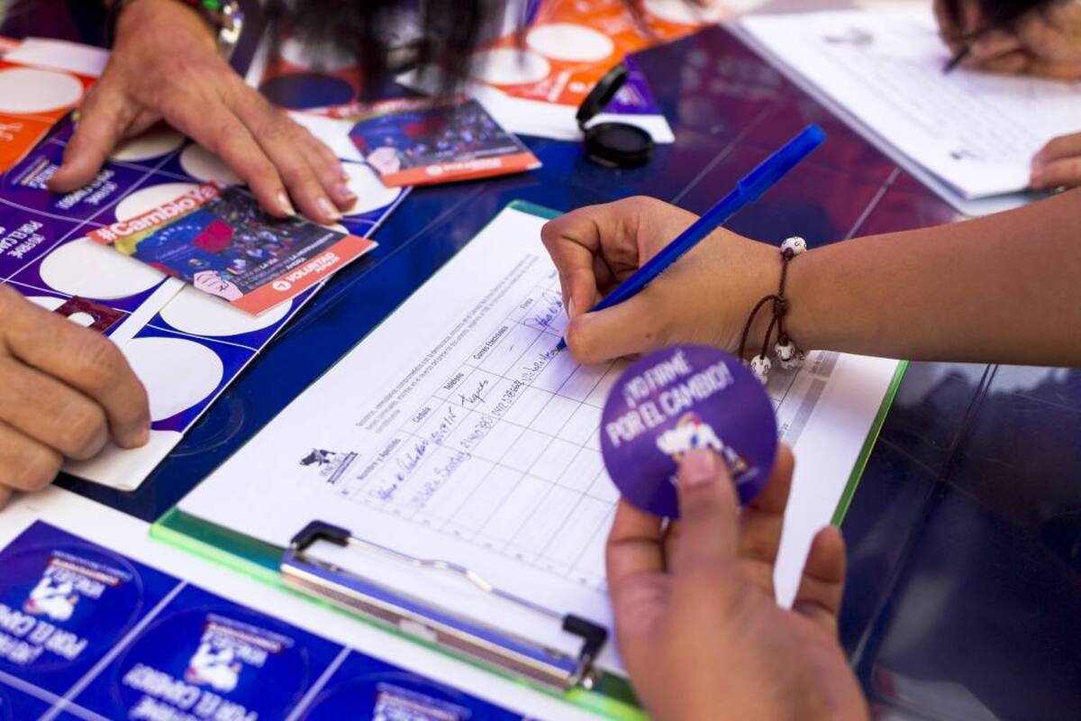 Una persona firma una plantilla durante la recolección de firmas del partido opositor Voluntad Popular, al cual pertenece el líder encarcelado Leopoldo López. El partido Voluntad Popular ha iniciado una recolección de firmas para intentar forzar la convocatoria de una Asamblea Constituyente, en su empeño por adelantar el fin del gobierno del presidente Nicolás Maduro. (Foto: EFE/VANGUARDIA LIBERAL )