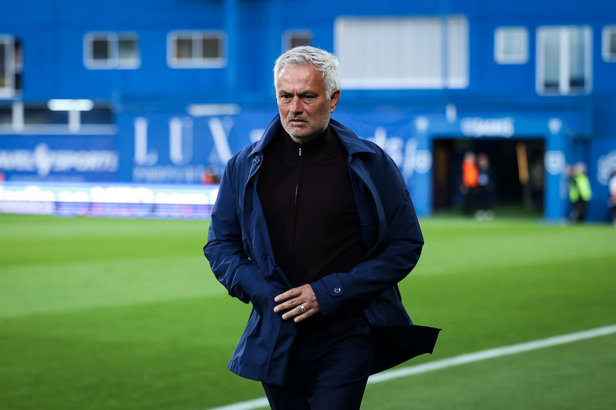 Cascais (Portugal), 16/05/2026.- Benfica's head coach Jose Mourinho looks on ahead of the First League soccer match between Estoril Praia and Benfica, in Estoril, Portugal, 16 May 2026. EFE/EPA/JOSE SENA GOULAO