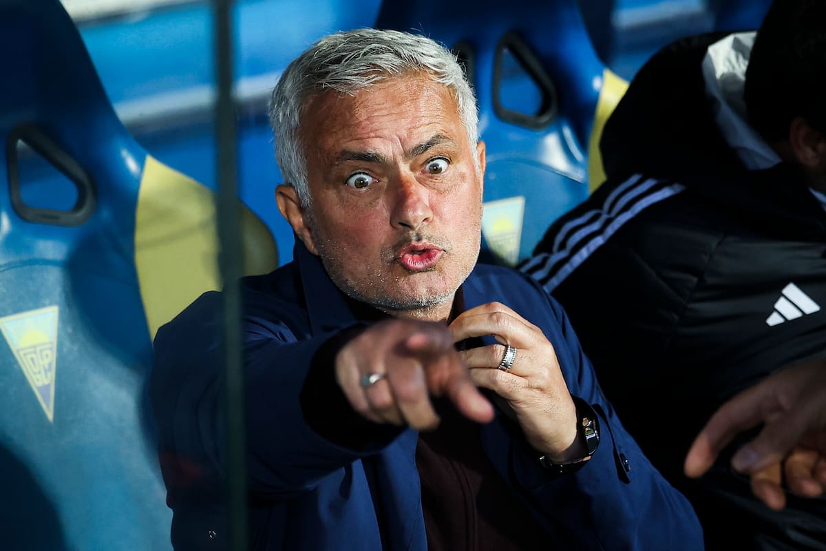Cascais (Portugal), 16/05/2026.- Benfica's head coach Jose Mourinho looks on ahead of the First League soccer match between Estoril Praia and Benfica, in Estoril, Portugal, 16 May 2026. EFE/EPA/JOSE SENA GOULAO