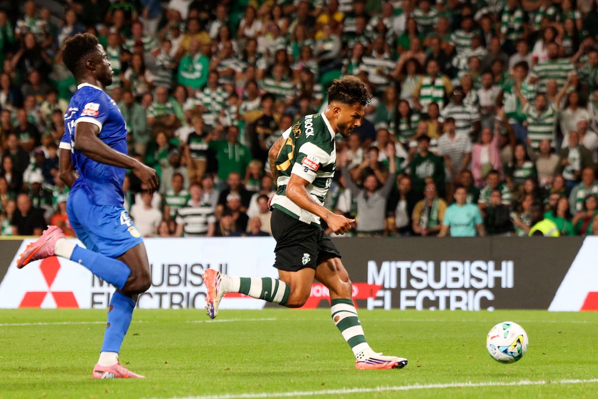 Lisbon (Portugal), 22/08/2026.- Sporting`s Suarez (R) scores a goal against Alverca during their Portuguese First League soccer match held at Alvalade Stadium, Lisbon, Portugal, 22nd August 2026. (Lisboa) EFE/EPA/LUIS FORRA