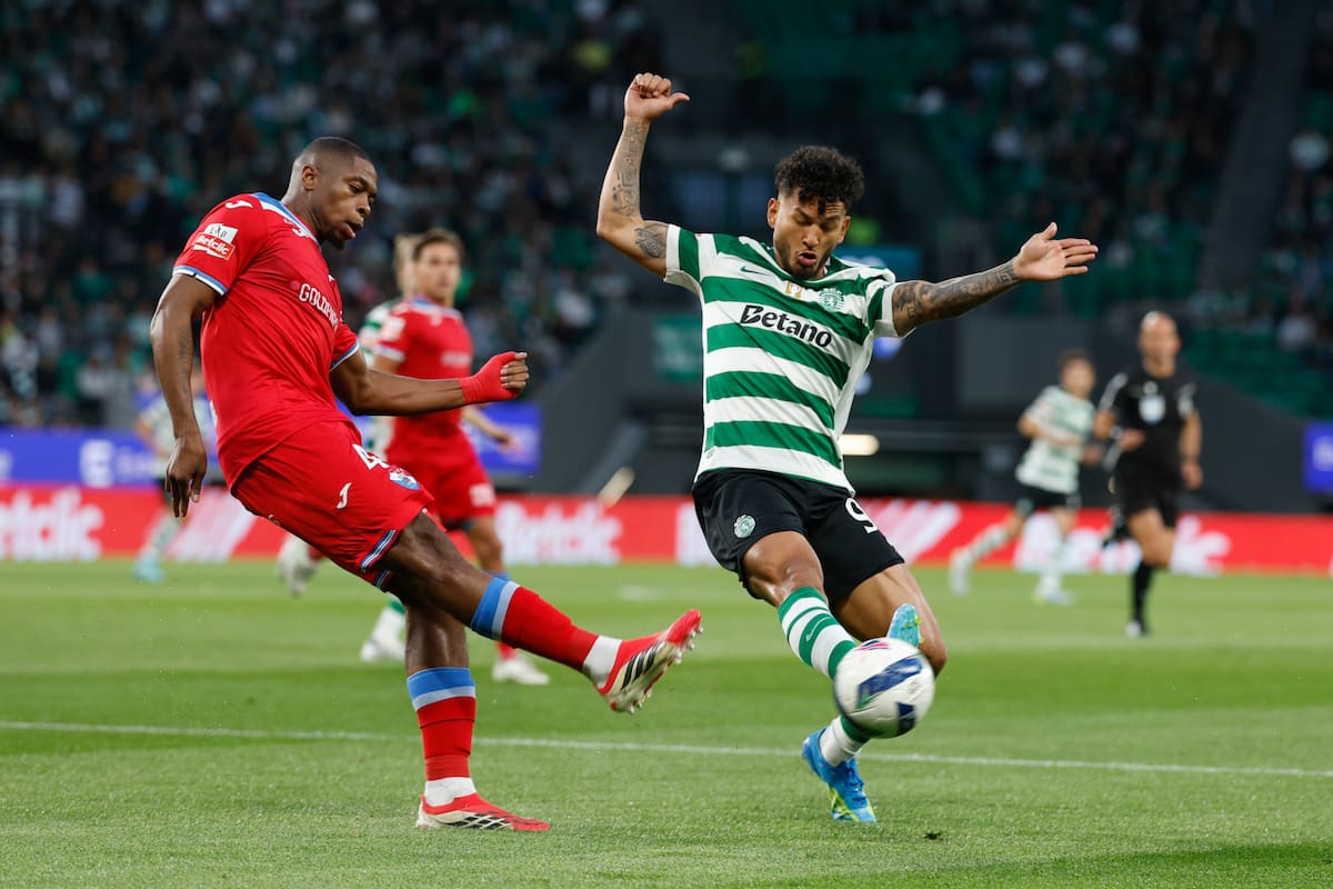 Lisboa (Portugal), 16/05/2026.- Sporting's Luis Suarez (R) in action against Gil Vicente's Elimbi during the Portuguese First League soccer match between Sporting CP and Gil Vicente, in Lisbon, Portugal, 16 May 2026. (Lisboa) EFE/EPA/ANTONIO PEDRO SANTOS