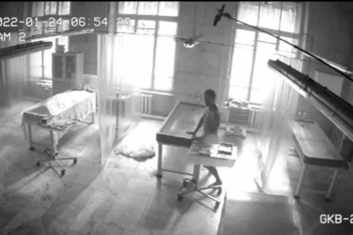 En el video se observa cuando el hombre cubierto por una sabana blanca se levanta en la morgue. Intenet / VANGUARDIA