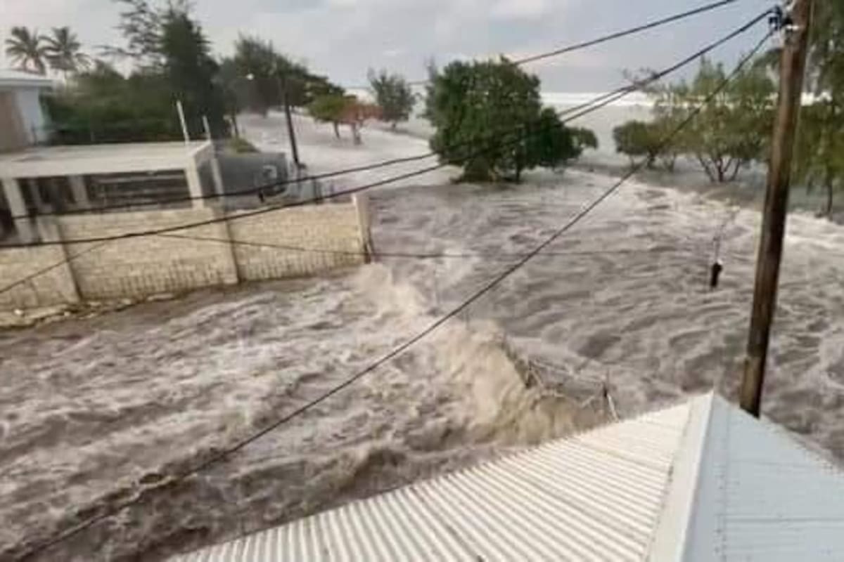 La erupción volcánica cerca de la isla de Tonga, en el océano Pacífico, generó este sábado oleajes anómalos en todo el litoral de Perú, donde se reportaron inundaciones. (FOTO/Redes sociales)