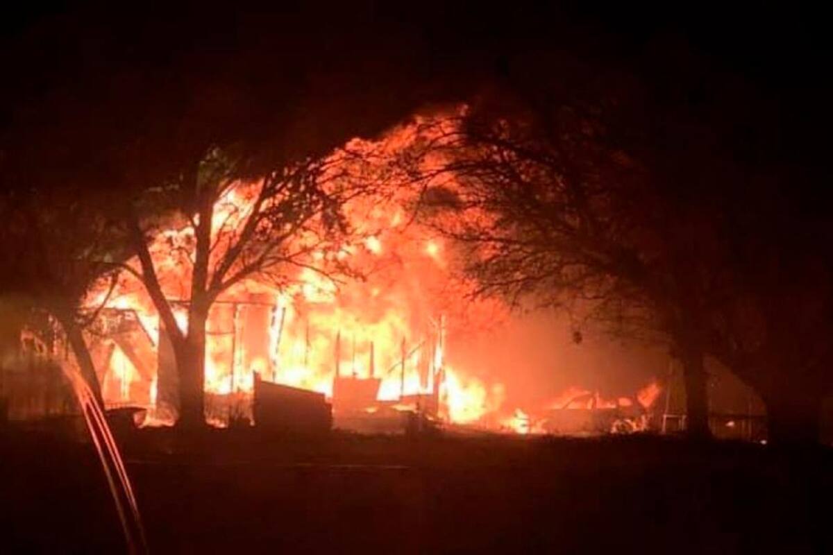 En pocos minutos, las llamas consumieron la casa donde vivía el niño héroe, sus padres y cuatro hermanos más en la ciudad estadounidense de Alvord en Texas. Twitter / VANGUARDIA