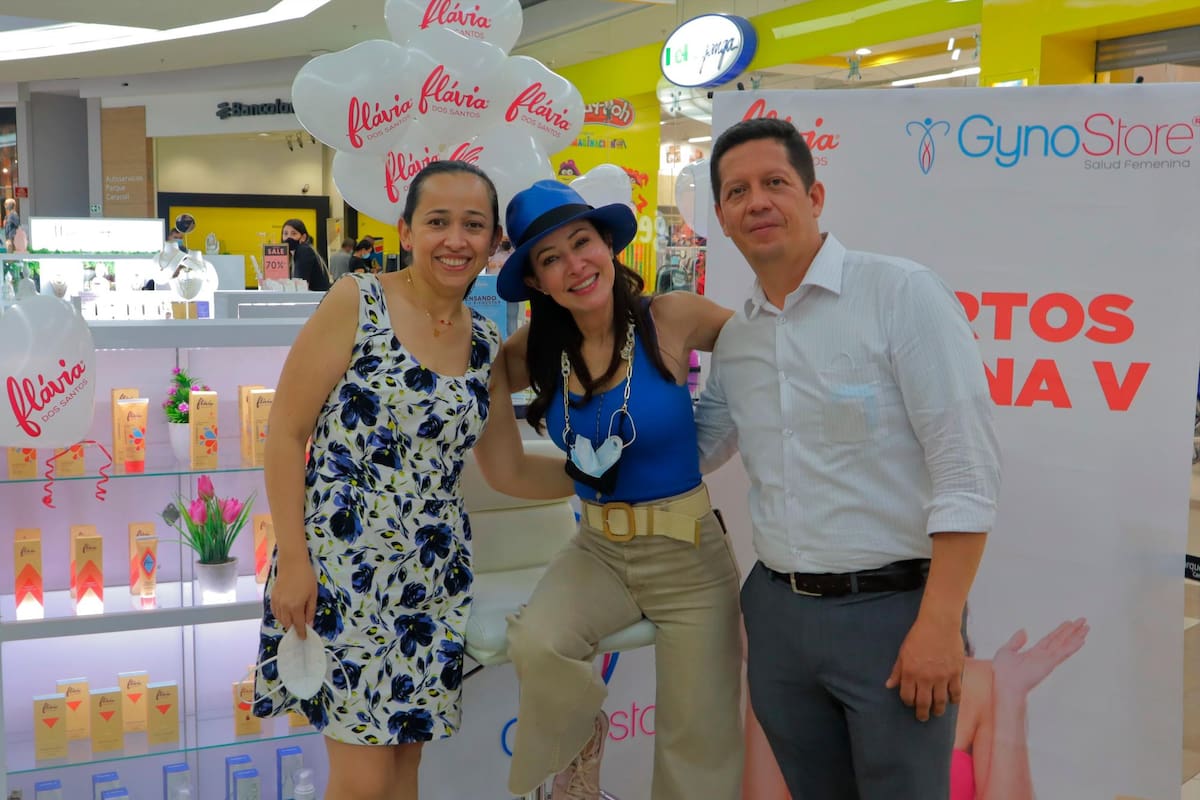 María Victoria Moreno, gerente comercial de productos; Flavia Dos Santos, psicóloga, sexóloga, escritora y presentadora de televisión, y John Cristancho, gerente general de GynoStore.