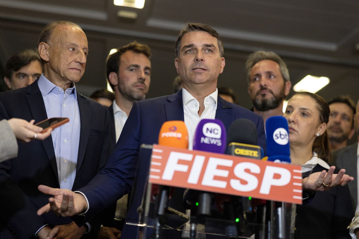 AME1807. SAO PAULO (BRASIL), 24/08/2026.- El candidato a la Presidencia de Brasil por el Partido Liberal Flávio Bolsonaro (c) habla junto al presidente de la Federación de Industrias del Estado de São Paulo (FIESP), Paulo Skaf (i), durante una rueda de prensa tras una reunión con la junta directiva de la FIESP este lunes, en São Paulo (Brasil). EFE/ Isaac Fontana