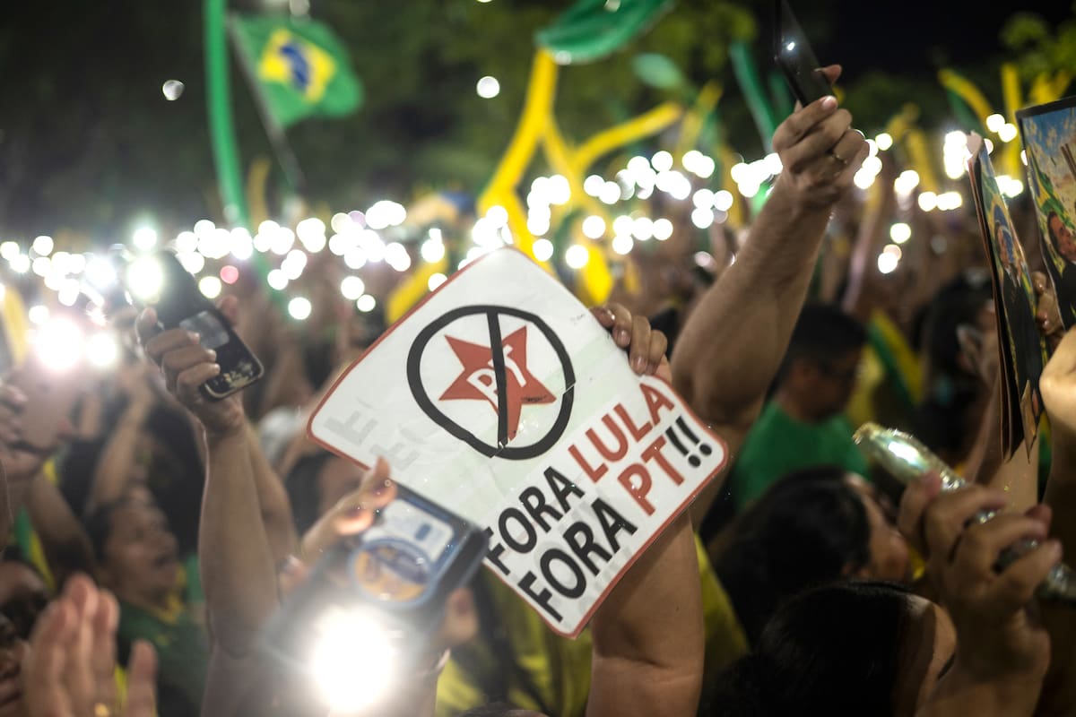 AME7687. MANAOS (BRASIL), 19/10/2026.- Simpatizantes del candidato a la presidencia de Brasil, Flávio Bolsonaro, asisten a un acto de campaña llamado "bloquinho 22" este lunes, en Manaos, Amazonas (Brasil). Flávio Bolsonaro defendió la regularización de tierras para ampliar la actividad agropecuaria en la Amazonía, una política impulsada por su padre, el expresidente brasileño Jair Bolsonaro, un defensor de la explotación económica del bioma. EFE/ Raphael Alves