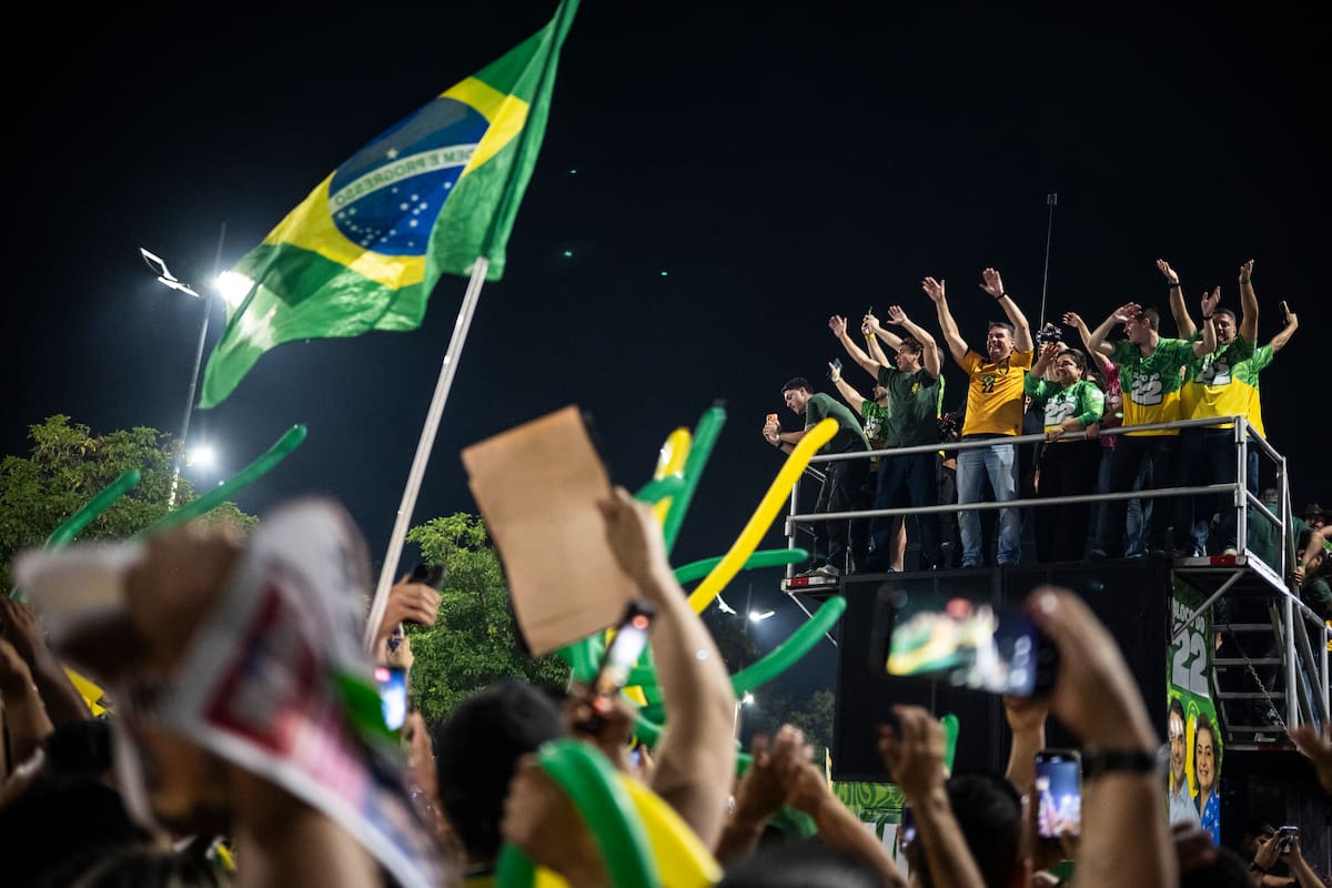 AME7687. MANAOS (BRASIL), 19/10/2026.- El candidato a la presidencia de Brasil, Flávio Bolsonaro (arriba-c), saluda a sus simpatizantes durante un acto de campaña llamado "bloquinho 22" este lunes, en Manaos, Amazonas (Brasil). Flávio Bolsonaro defendió la regularización de tierras para ampliar la actividad agropecuaria en la Amazonía, una política impulsada por su padre, el expresidente brasileño Jair Bolsonaro, un defensor de la explotación económica del bioma. EFE/ Raphael Alves