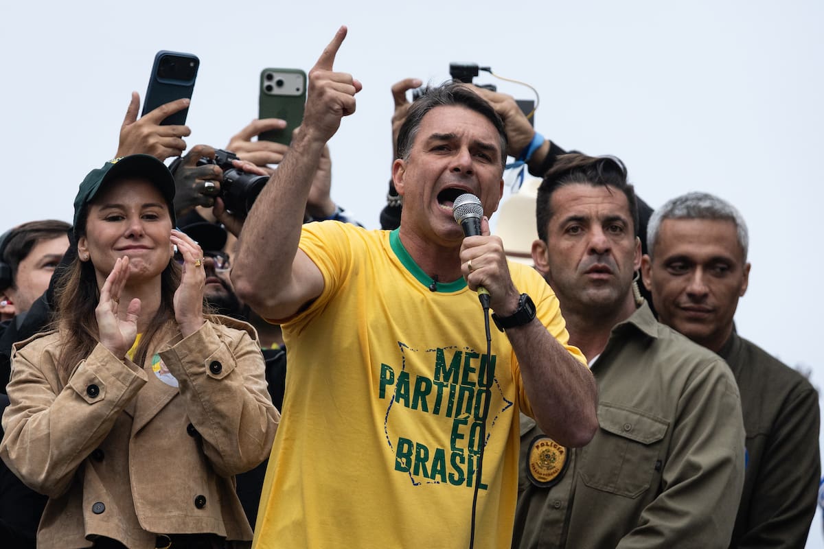 AME5344. SAO PAULO (BRASIL), 07/09/2026.- El candidato a la Presidencia de Brasil, Flávio Bolsonaro, habla en un acto por el Día de la Independencia de Brasil este lunes, en la Avenida Paulista, en São Paulo (Brasil). EFE/Isaac Fontana