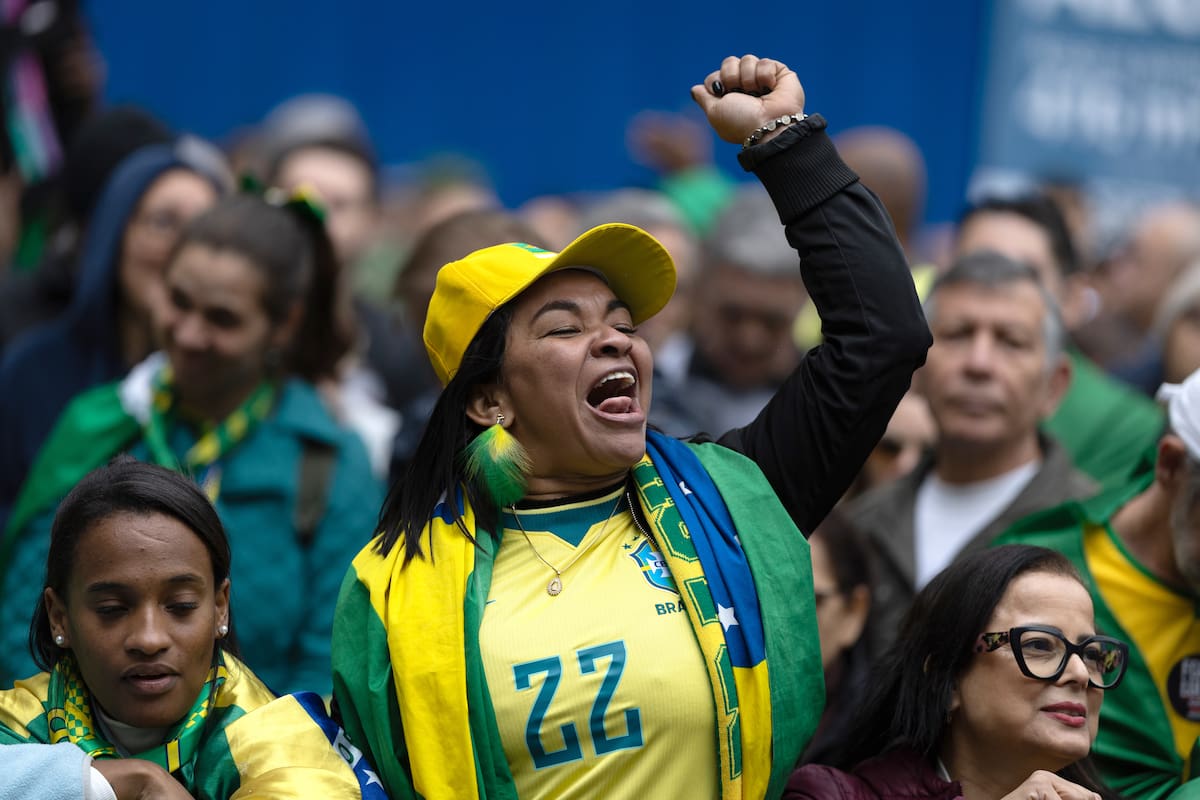 AME5344. SAO PAULO (BRASIL), 07/09/2026.- Personas asisten a un acto por el Día de la Independencia de Brasil donde participa el candidato a la Presidencia de Brasil, Flávio Bolsonaro, este lunes, en la Avenida Paulista, en São Paulo (Brasil). EFE/Isaac Fontana