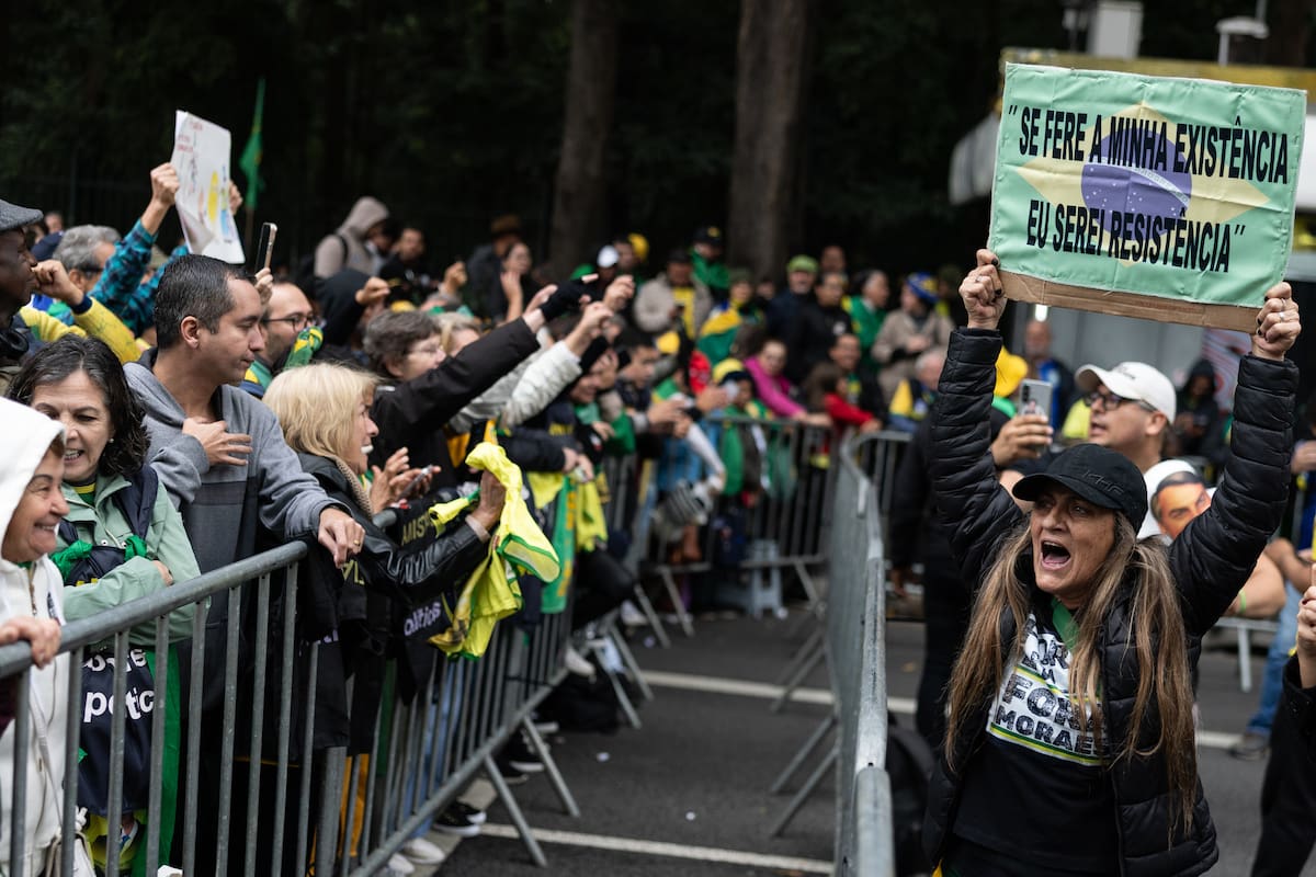 AME5344. SAO PAULO (BRASIL), 07/09/2026.- Personas asisten a un acto por el Día de la Independencia de Brasil donde participa el candidato a la Presidencia de Brasil, Flávio Bolsonaro, este lunes, en la Avenida Paulista, en São Paulo (Brasil). EFE/Isaac Fontana