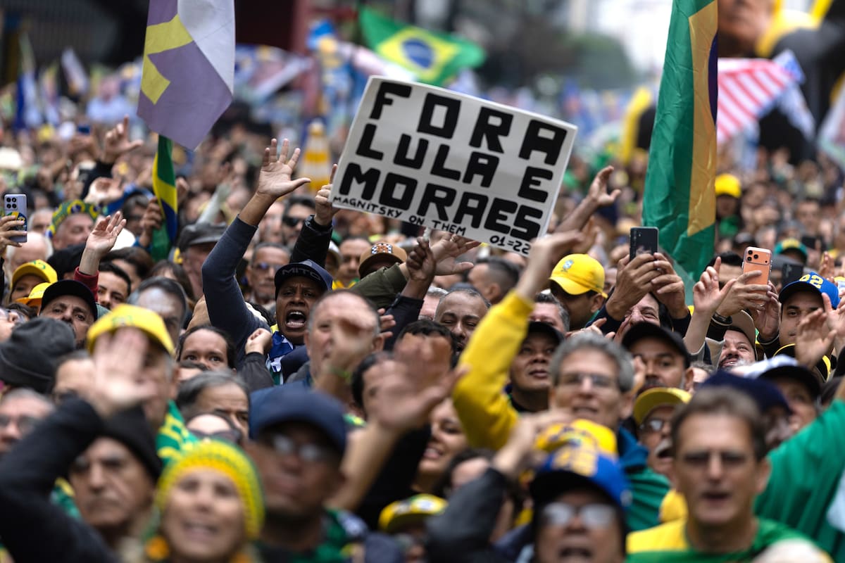AME5344. SAO PAULO (BRASIL), 07/09/2026.- Personas asisten a un acto por el Día de la Independencia de Brasil donde participa el candidato a la Presidencia de Brasil, Flávio Bolsonaro, este lunes, en la Avenida Paulista, en São Paulo (Brasil). EFE/Isaac Fontana
