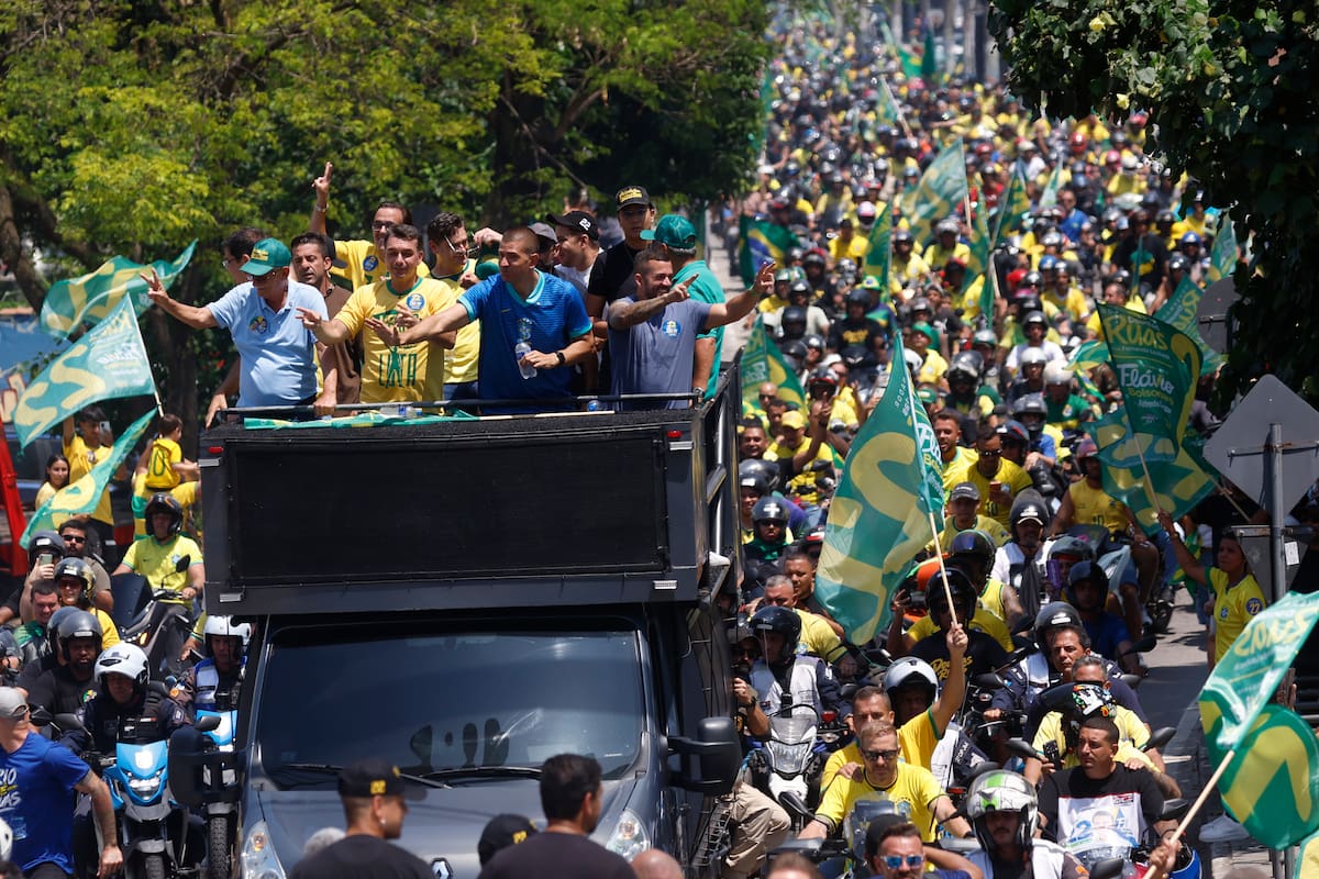 AME4838. SÃO GONÇALO (BRASIL), 10/10/2026.- El candidato a la presidencia de Brasil, Flavio Bolsonaro (2-i), participa en un acto de campaña acompañado de sus seguidores este sábado en São Gonçalo (Brasil). EFE/ Antonio Lacerda