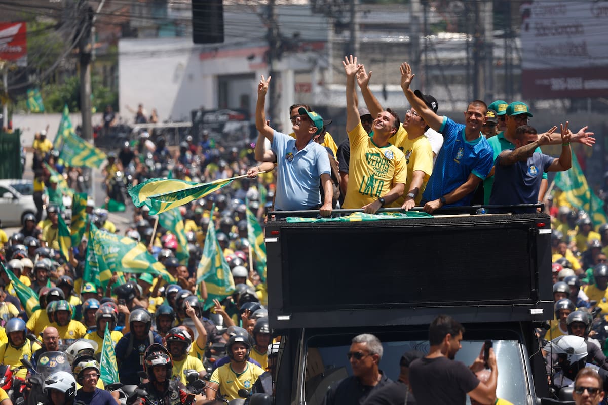AME4838. SÃO GONÇALO (BRASIL), 10/10/2026.- El candidato a la presidencia de Brasil, Flavio Bolsonaro, participa en un acto de campaña acompañado de sus seguidores este sábado en São Gonçalo (Brasil). EFE/ Antonio Lacerda