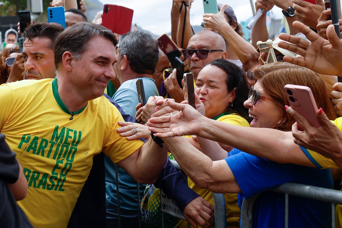 AME9671. RÍO DE JANEIRO (BRASIL), 16/08/2026.- El candidato a la Presidencia de Brasil por el Partido Liberal, Flávio Bolsonaro, saluda a simpatizantes durante un evento de campaña este domingo, en la playa de Copacabana en Rio de Janeiro (Brasil). Bolsonaro, hijo del expresidente Jair Bolsonaro, inició su campaña para las elecciones presidenciales de octubre con duros ataques hacia el actual mandatario y aspirante a la reelección, Luiz Inácio Lula da Silva, y prometió tratar a los narcotraficantes como "terroristas". EFE/ Antonio Lacerda