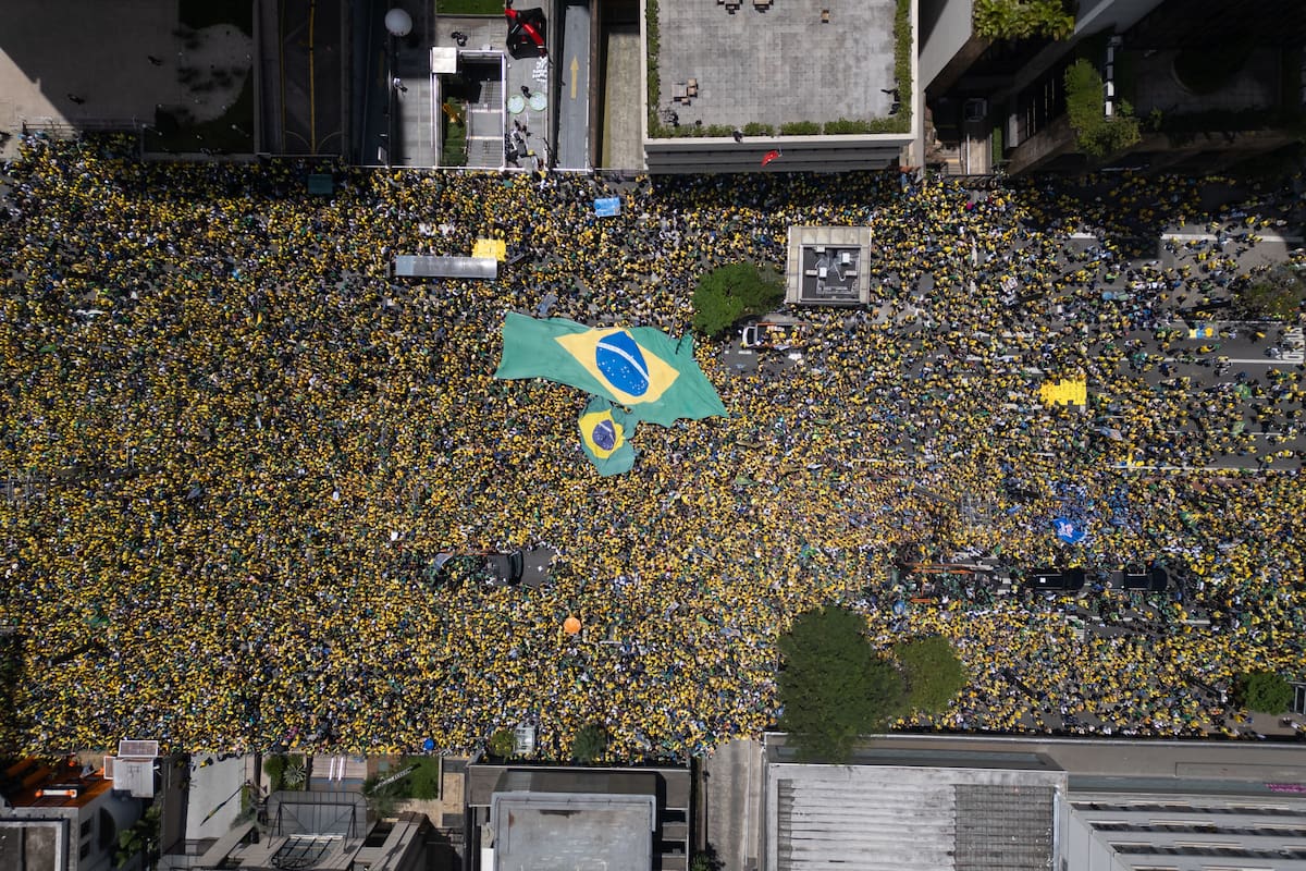 AME7258. SAO PAULO (BRASIL), 18/10/2026.- Fotografía aérea que muestra personas en el acto de campaña 'Bloco do 22' del candidato a la Presidencia de Brasil Flávio Bolsonaro este domingo, en São Paulo (Brasil). EFE/ Isaac Fontana