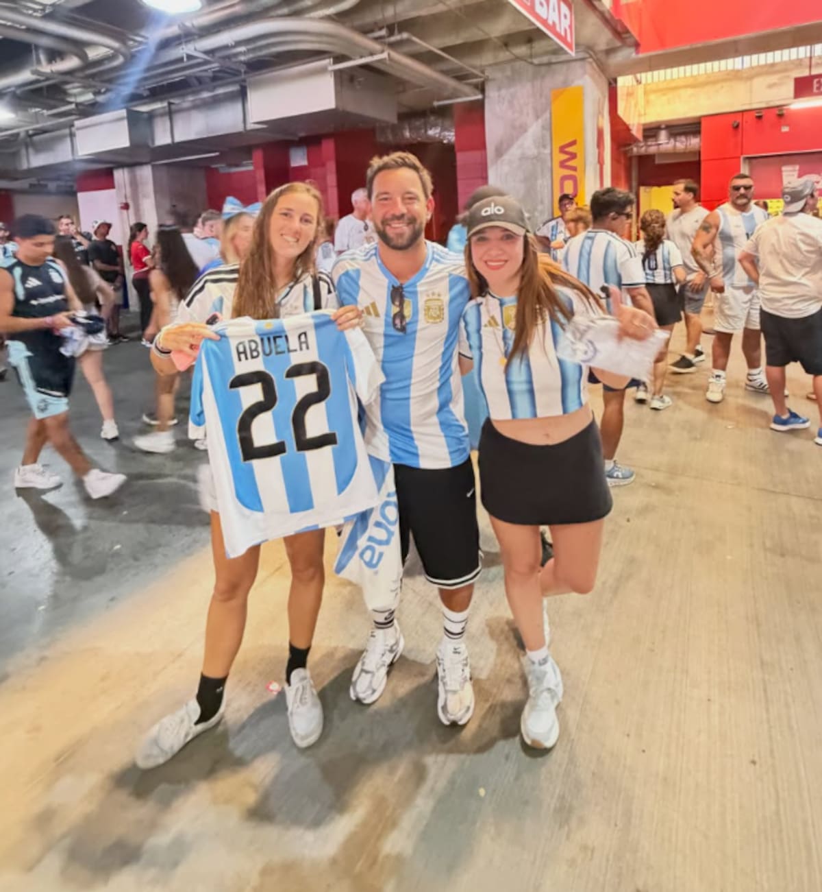 La selección de Argentina está nuevamente en la final de la Copa del Mundo, y junto a los jugadores, cientos de fanáticos persiguen el sueño de volver a ser campeones. Foto: Redes de Florencia Moncalvillo.