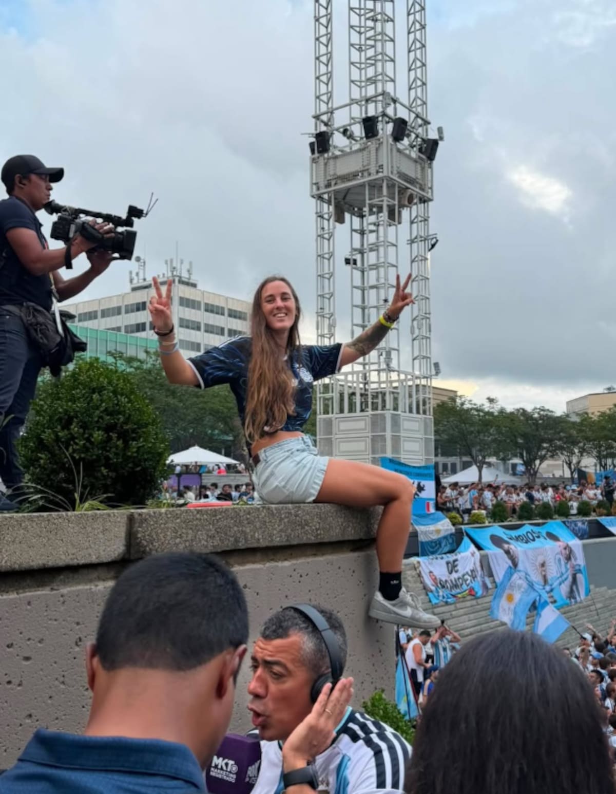 La selección de Argentina está nuevamente en la final de la Copa del Mundo, y junto a los jugadores, cientos de fanáticos persiguen el sueño de volver a salir campeones. Foto: redes de Florencia Moncalvillo.