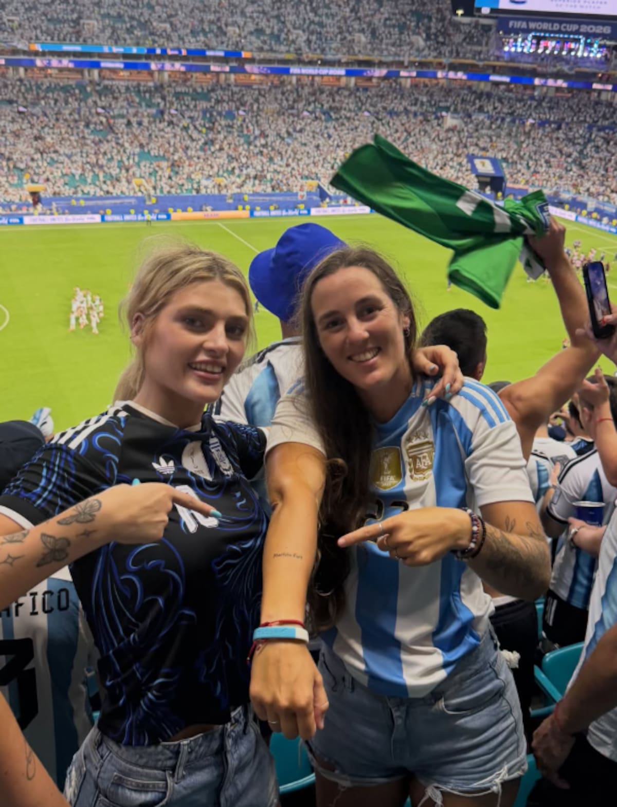 La selección de Argentina está nuevamente en la final de la Copa del Mundo, y junto a los jugadores, cientos de fanáticos persiguen el sueño de volver a salir campeones. Foto: redes de Florencia Moncalvillo.