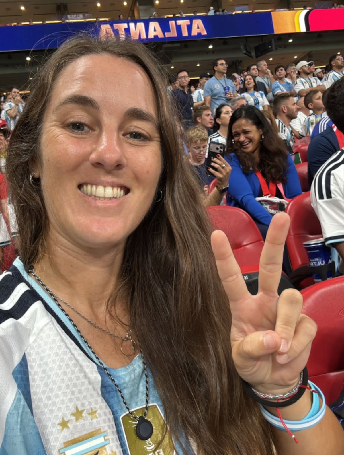 La selección de Argentina está nuevamente en la final de la Copa del Mundo, y junto a los jugadores, cientos de fanáticos persiguen el sueño de volver a ser campeones. Foto: Redes de Florencia Moncalvillo.