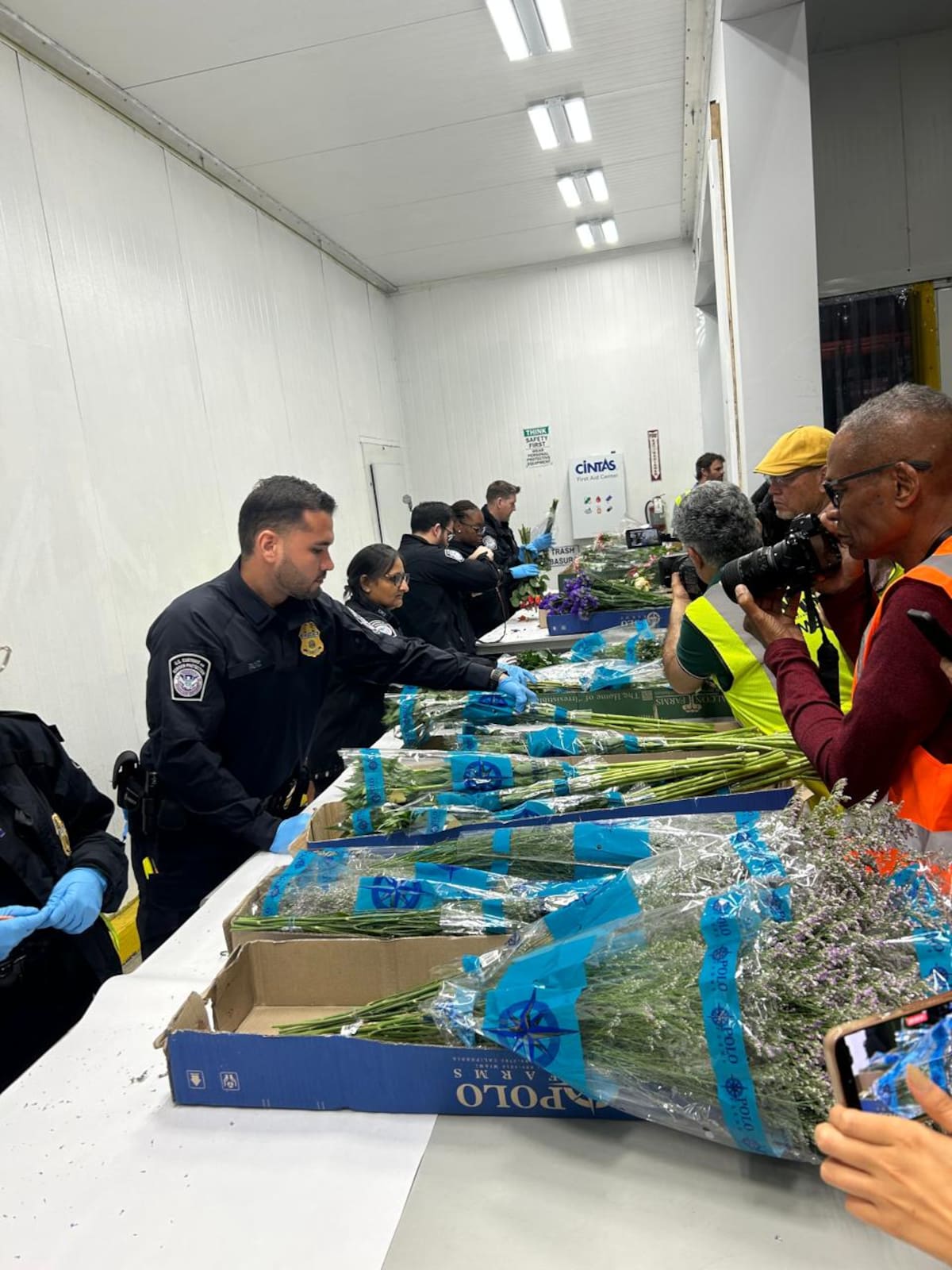 En Miami, las autoridades fitosanitarias y de aduanas trabajan a ritmo frenético para inspeccionar cada cargamento de flores colombianas sin romper la cadena de frío.