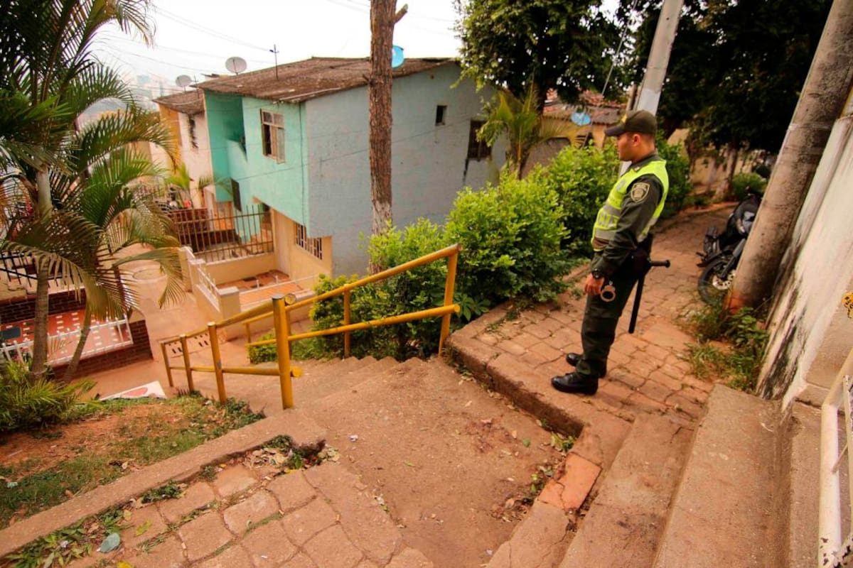 En estas escaleras se registraron los hechos que cobraron la vida de una menor de 15 años. La Policía y Fiscalía buscan al responsable.