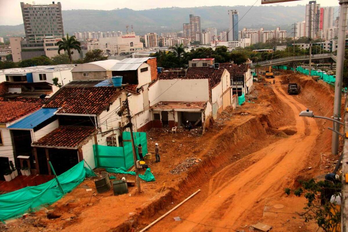 Los dos predios que aún están pendientes por demoler se encuentran al final del tramo, específicamente llegando al puente del intercambiador de El Bosque.