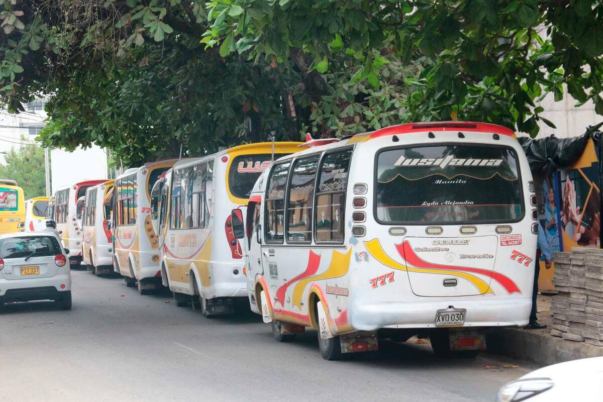 Al menos 39 busetas adscritas a la empresa Lusitania y más de 20 buses de Cotrander se movilizan entre Floridablanca y Bucaramanga, aunque su tarjeta de operación solo es vigente en Floridablanca. (Foto: Archivo / VANGUARDIA)
