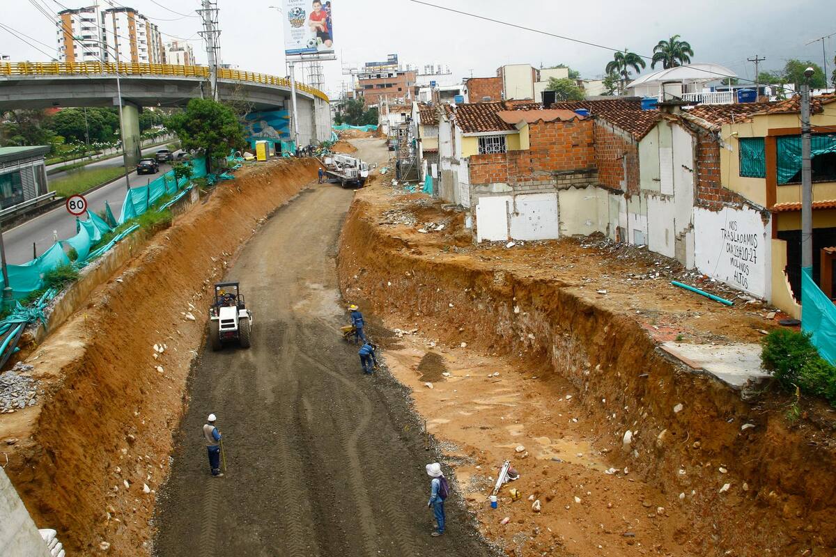 El proyecto general cuenta con un avance del 85%. Se prevé que este mes quede terminada la vía y sardineles, quedaría pendiente estabilización de los taludes laterales, así como la conformación y construcción de la zona peatonal. (Foto: César Flórez / VANGUARDIA)