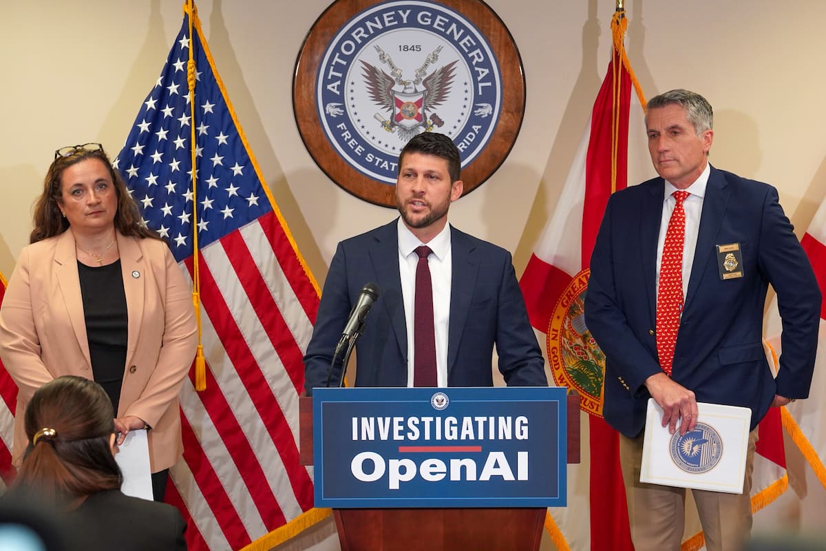 Fotografía cedida por la Oficina del Fiscal General de Florida donde aparece James Uthmeier (c) hablando durante una rueda de prensa sobre la investigación de Open AI este martes, en Tallahassee (Estados Unidos). James Uthmeier anunció una investigación criminal contra la empresa OpenAI y su herramienta de inteligencia artificial ChatGPT, por presuntamente "aconsejar" al responsable de un tiroteo masivo que dejó dos muertos en una universidad en 2025
