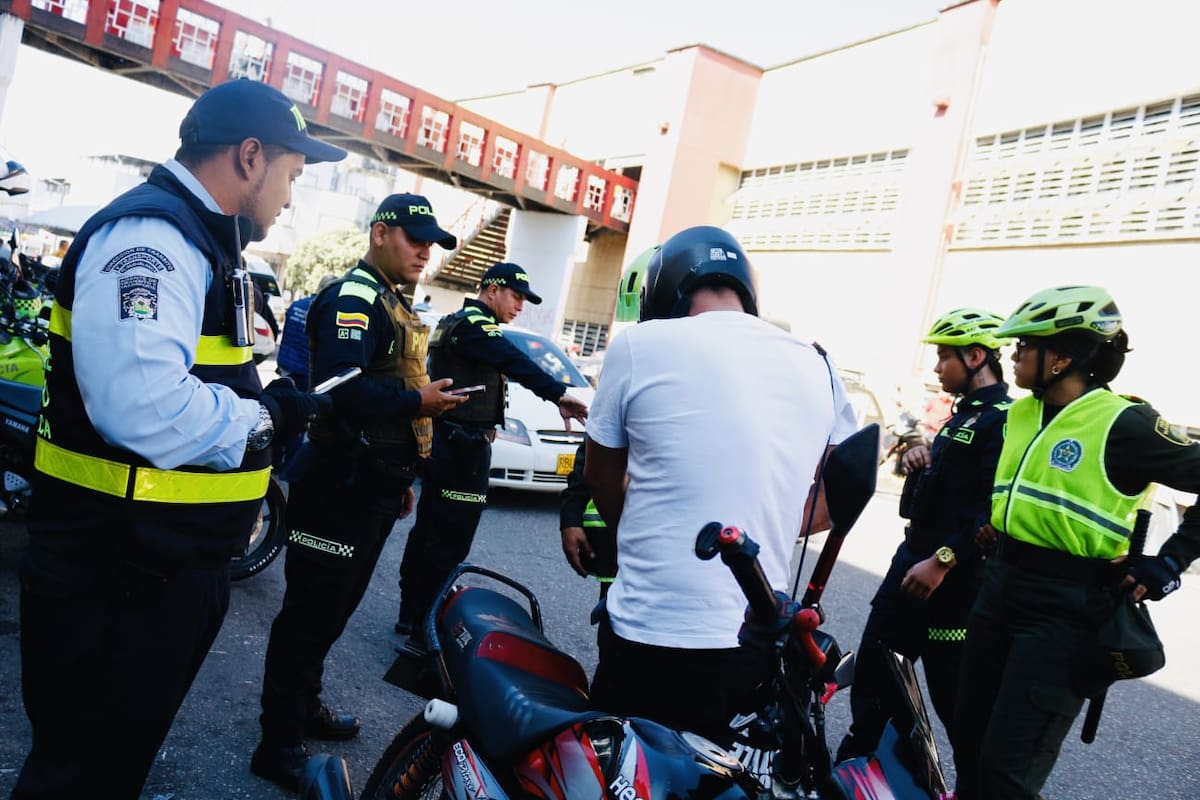 El operativo en la Plaza Satélite dejó 21 sanciones de tránsito y 12 automotores inmovilizados, además del retiro de ocupaciones indebidas sobre andenes. / Foto: Alcaldía de Floridablanca.