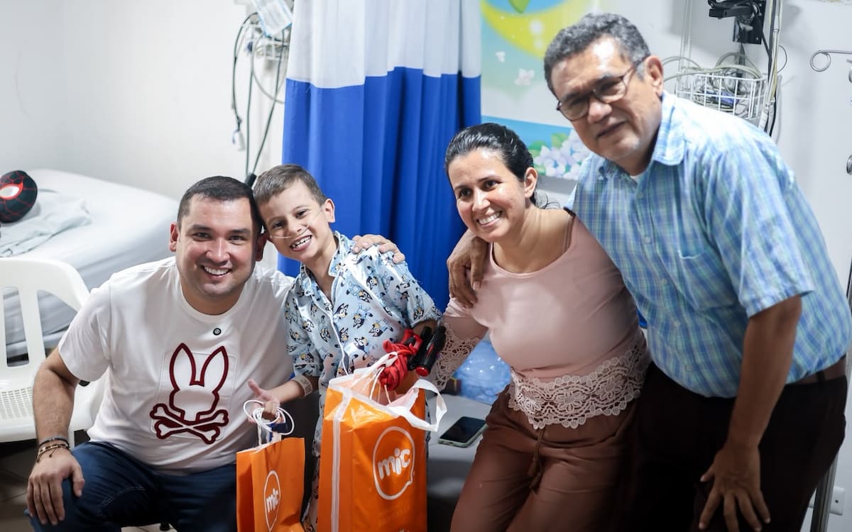 La familia del pequeño Lucas, junto al alcalde de Floridablanca.