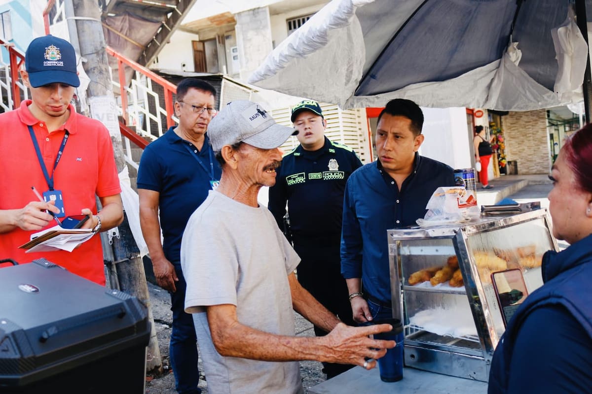 Autoridades de Floridablanca y Bucaramanga adelantaron un operativo conjunto en los alrededores de la Plaza Satélite, sobre el corredor que limita ambos municipios. / Foto: Alcaldía de Floridablanca.
