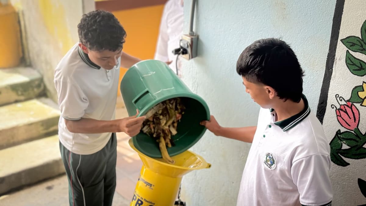 Once instituciones educativas de Floridablanca recibieron la dotación técnica para iniciar la elaboración de abono natural.