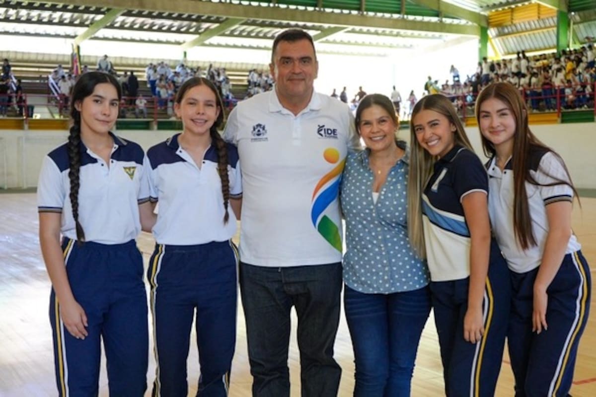 Con la presencia del director de Ideflorida, Helio Torres Toloza, los jóvenes de 43 delegaciones participaron en la ceremonia de inauguración de los Juegos Intercolegiados de Floridablanca 2026. (Foto suministrada / VANGUARDIA)