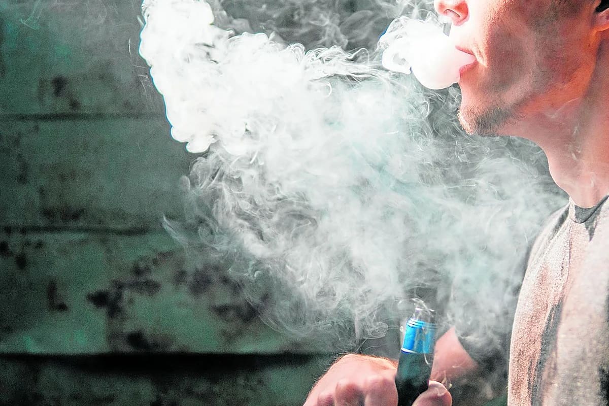Expulsión por venta de vapeador deberá revisarse: juez ordena nuevo proceso y regreso del menor a clases.