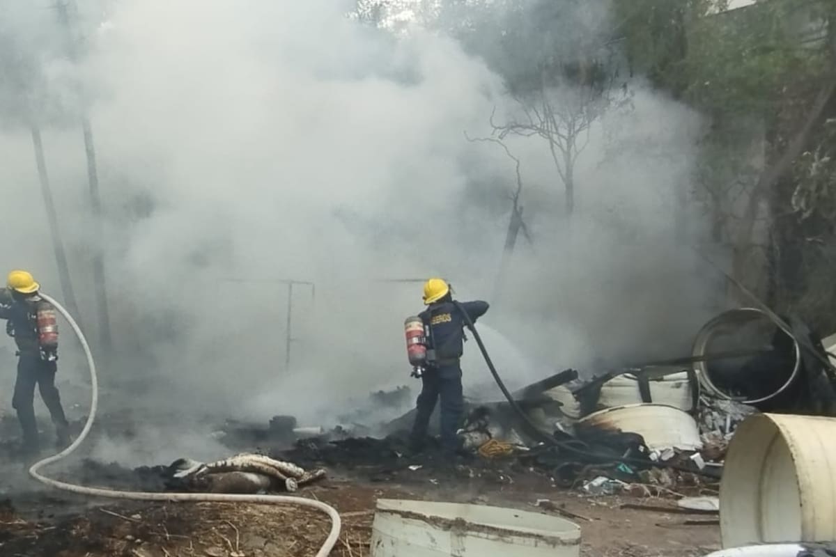 Incendio: estación de Papi Quiero Piña. (Foto: Marco Valencia / VANGUARDIA)
