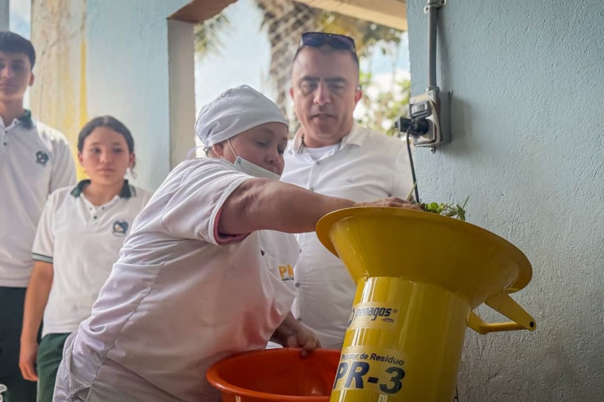 La OGAMR entregó canecas, trituradoras y herramientas a 11 colegios de Floridablanca para producir compost con residuos del PAE.
