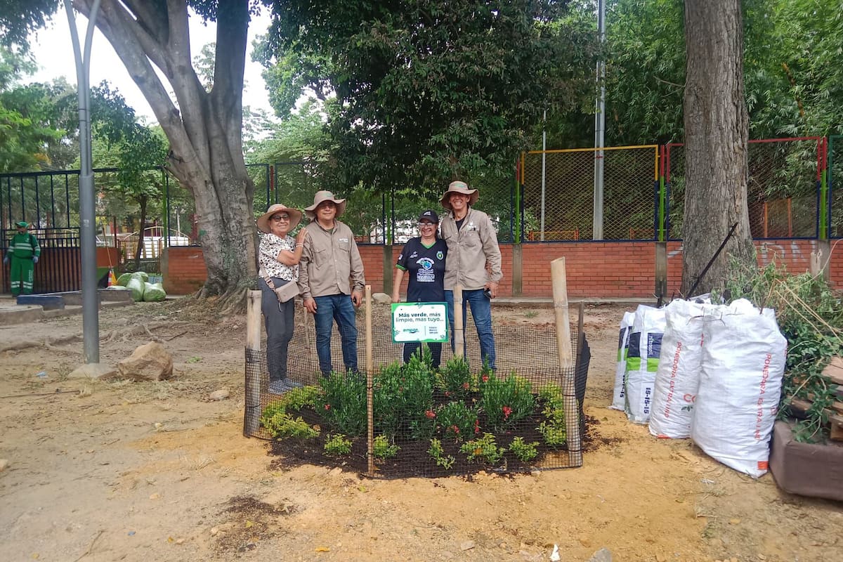 En la jornada más reciente se intervino y se recuperó la zona verde ubicada sobre la calle 49 con carrera 4. (Imágenes: suministradas / VANGUARDIA)