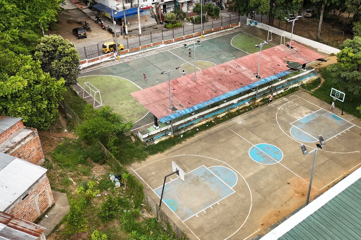 Además de la reconstrucción de ambas canchas y de una nueva cubierta, las zonas verdes y el espacio público que rodea el polideportivo también serán readecuados. (Fotos: suministradas / VANGUARDIA)