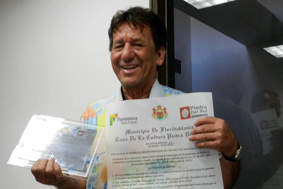 El pintor Samuel Rueda Reyes, fue galardonado por el premio ‘Vida y obra’, por su amplia trayectoria. (Foto: Brayner R. García Ardila / VANGUARDIA LIBERAL)