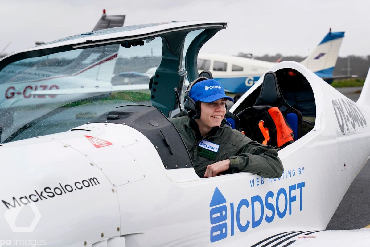 En su vuelo alrededor del mundo, Mack pilotará un ultraligero Shark, uno de los ultraligeros más rápidos del mundo capaz de navegar a velocidades de hasta 150 nudos/300 km/186 m/h. Twitter / VANGUARDIA