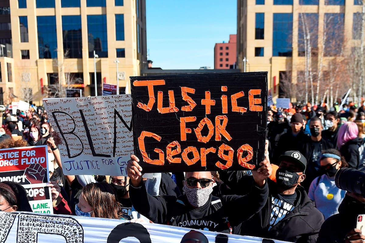 La muerte del afroamericano George Floyd generó el año pasado una ola de protestas a lo largo de Estados Unidos. (Foto: EFE / VANGUARDIA)