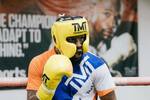 Mayweather domina a Paul en espectáculo de boxeo