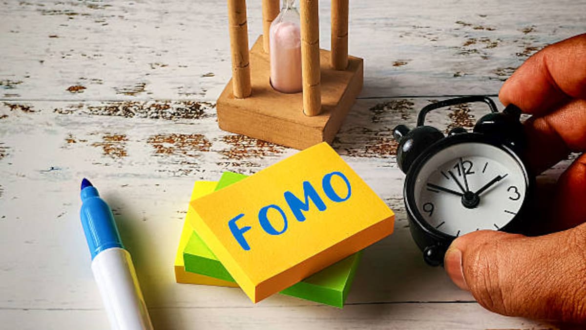 El FOMO (del inglés Fear of Missing Out, que significa «miedo a perderse algo» o «temor a dejar pasar») es un tipo de ansiedad social caracterizado por la necesidad compulsiva de estar conectado continuamente a lo que otras personas hacen, experimentan o comparten.