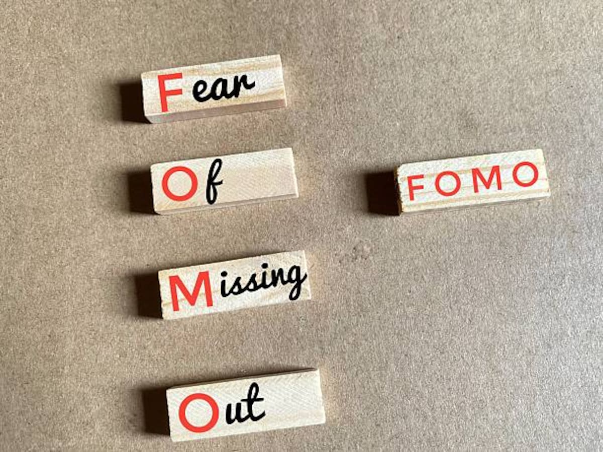 El FOMO o miedo a quedarse fuera puede llevar a aceptar planes por compromiso, incluso cuando lo que una persona necesita es descansar.