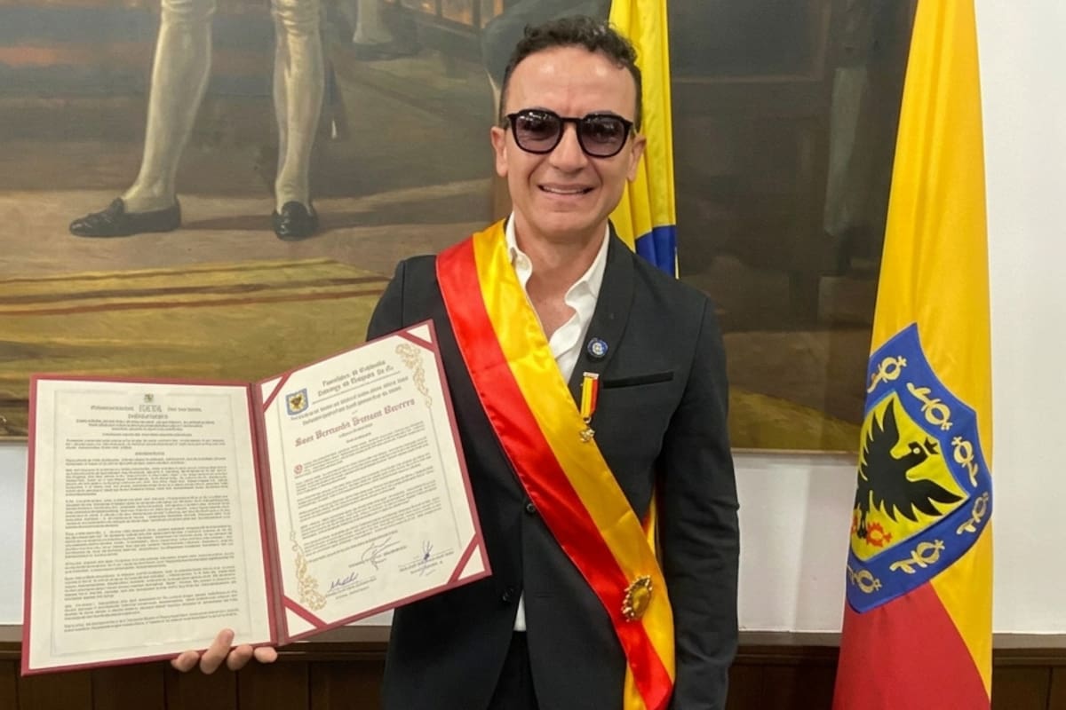 Condecoran a Fonseca por llevar el nombre de Bogotá y Colombia a escenarios internacionales y transformar vidas a través del arte. Foto: Agencia Paola España