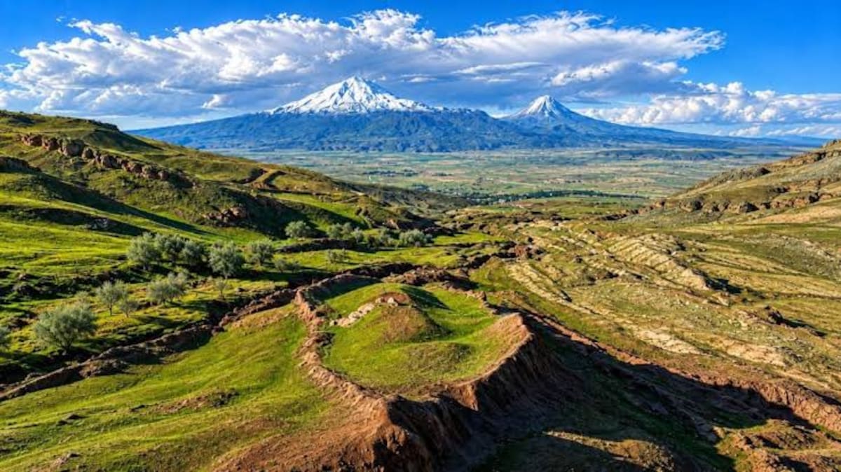 Vista panorámica de la Formación Durupınar, con forma de barco, cerca del monte Ararat, en el este de Turquía, donde investigadores estudian posibles vestigios del Arca de Noé.