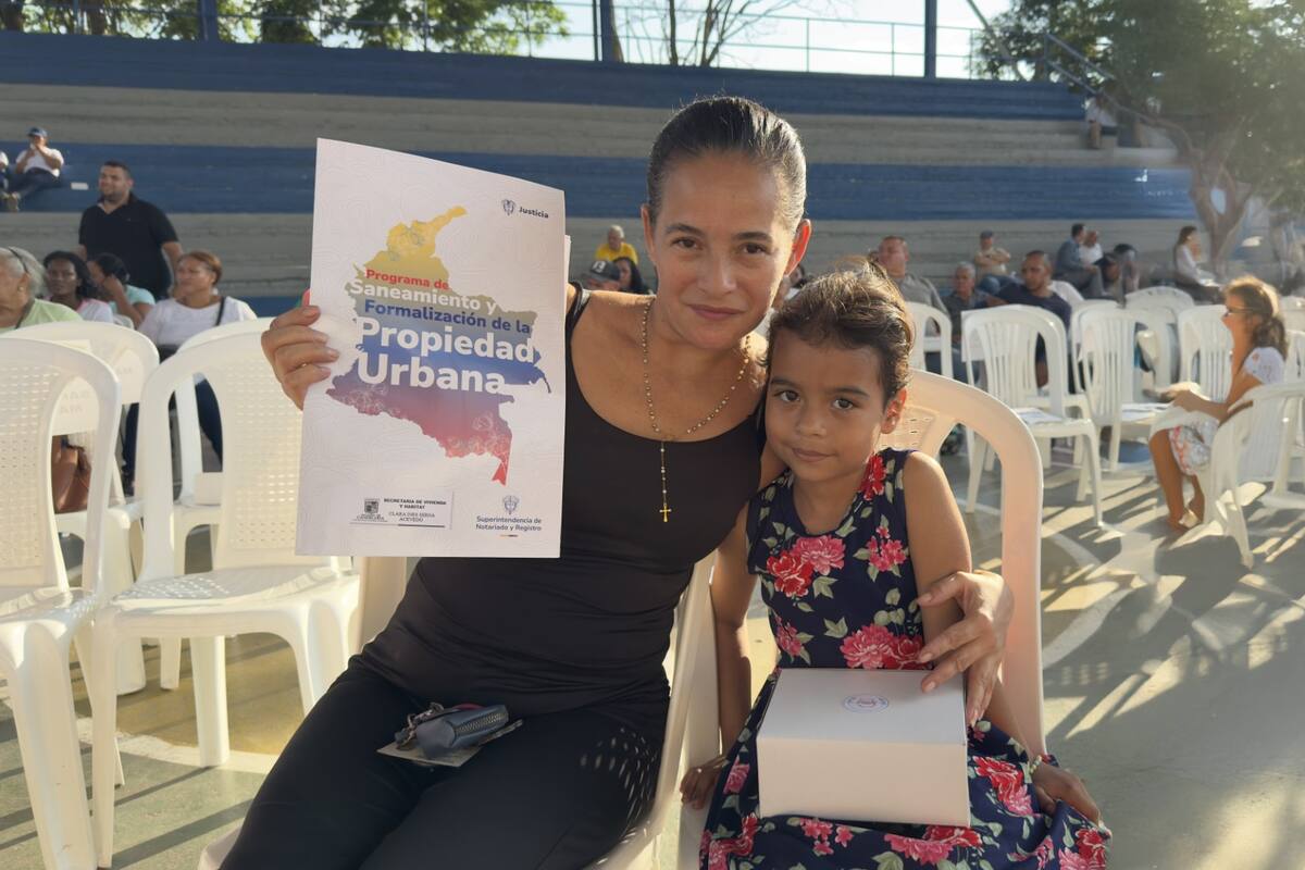 ¡Sueño cumplido! Miles de mujeres en Bucaramanga y el área metropolitana ya tienen las escrituras de su casa en mano. La formalización de la propiedad es el primer paso hacia un futuro seguro para sus familias.